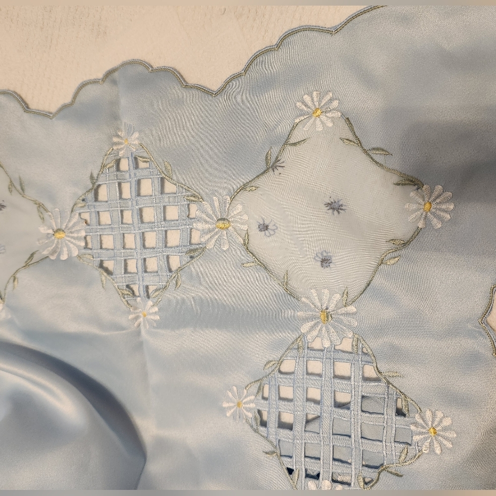 Square Table Linen/Topper - Picture 4 of 6